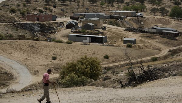 Homem beduíno atravessa a aldeia de Umm Al-Hiran no deserto de Negev, Israel - Sputnik Brasil