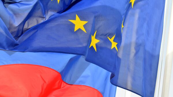 Bandeiras da Rússia e da União Europeia - Sputnik Brasil