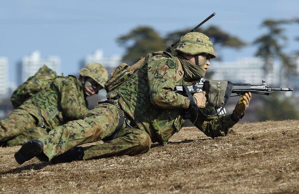 Militares da Primeira Brigada Aerotransportada das Forças de Autodefesa do Japão durante as manobras no Campo de Treinamento de Narashino, prefeitura japonesa de Chiba - Sputnik Brasil