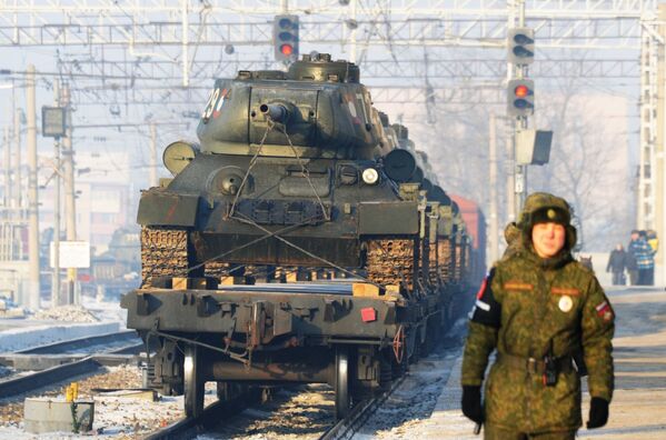 Um militar perto de tanques de produção soviética T-34 transportados do Laos para a Rússia - Sputnik Brasil