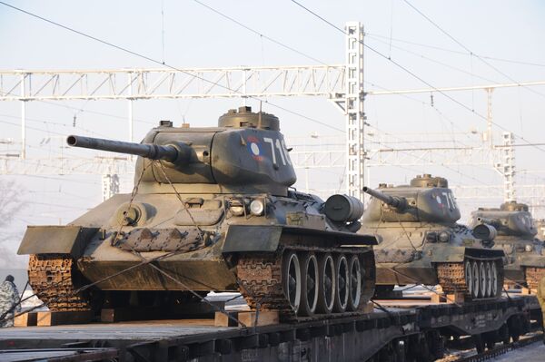 Trem de carga transporta tanques russos T-34 para a cidade russa de Chita - Sputnik Brasil