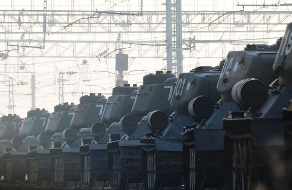 Tanques de produção soviética T-34 em cima de trem na cidade de Chita, Rússia - Sputnik Brasil