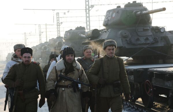 Militares russos andando ao lado do trem que está transportando tanques T-34 - Sputnik Brasil