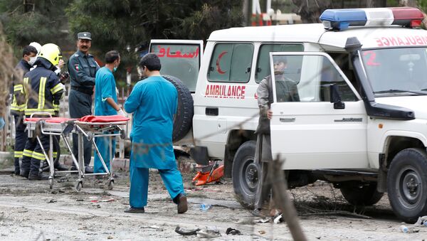 Forças de segurança afegãs e médicos são vistos no local de um ataque suicida em Cabul (arquivo) - Sputnik Brasil
