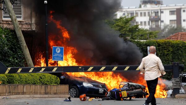 Carros atingidos por chamas perto do hotel onde ocorreu explosão e tiroteio, Nairóbi, Quênia - Sputnik Brasil