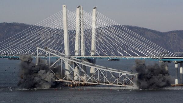 Momento exato em que famosa ponte de Nova York é destruída em explosão - Sputnik Brasil