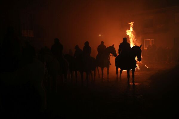 Homens montados em cavalos esperando o início das corridas durante o festival anual Las Luminarias no município espanhol de San Bartolomé de Pinares - Sputnik Brasil