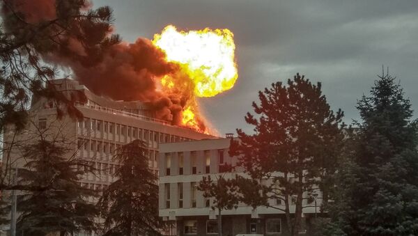 Foto tirada em Villeurbanne, perto da cidade francesa de Lyon, mostra a explosão em um telhado do campus da Universidade de Lyon, em 17 de janeiro de 2019 - Sputnik Brasil