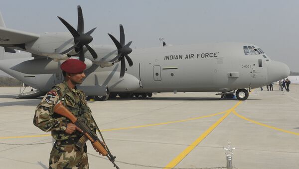 Soldado indiano próximo do avião C-130J - Sputnik Brasil