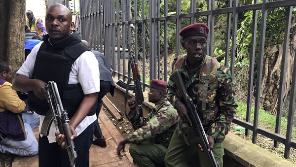 Forças de segurança do Quênia ao redor do hotel alvo de ataque terrorista, em Nairobi - Sputnik Brasil