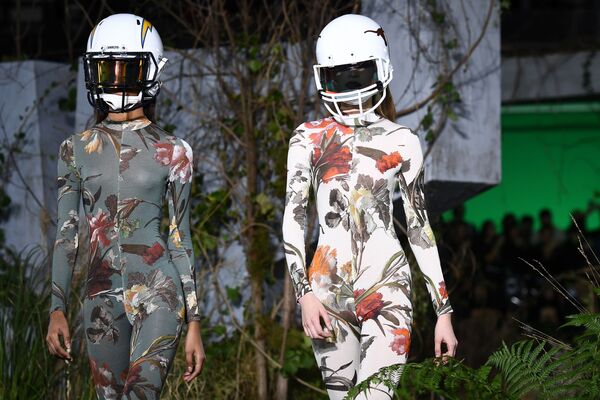 Modelos apresentam a coleção da marca Off-White na Semana de Moda de Paris, em 16 de janeiro de 2019 - Sputnik Brasil