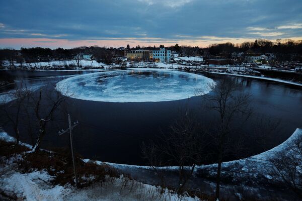 Bloco de gelo em forma de disco que se formou no rio Presumpscot na cidade de Westbrook, EUA - Sputnik Brasil