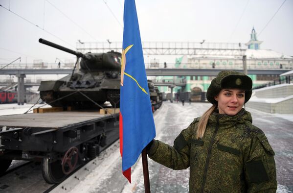 Militar russa perto de trem com tanques T-34 em Novossibirsk, Rússia - Sputnik Brasil