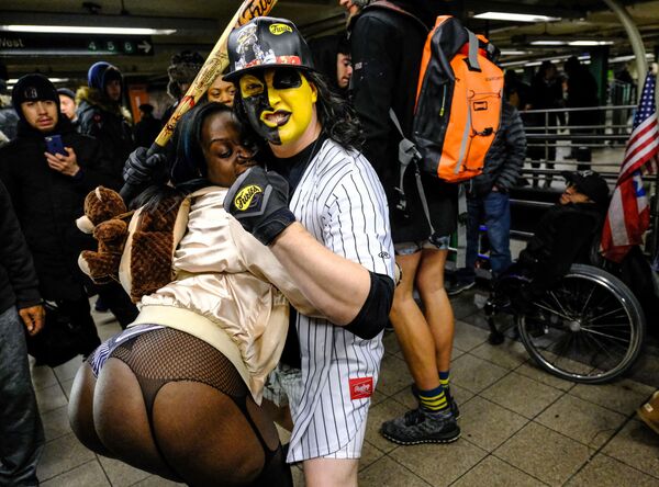 Participantes do flash mob “No metrô sem calças”, em Nova York - Sputnik Brasil