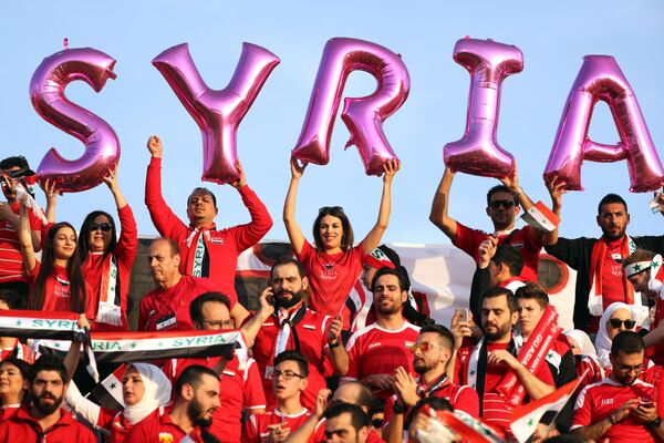 Torcedores da seleção síria antes do encontro de futebol entre a Austrália e a Síria na Copa da Ásia de 2019, nos Emirados Árabes Unidos - Sputnik Brasil