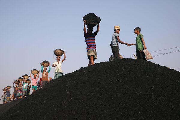 Trabalhadores descarregam balsa com carvão em Daca, Bangladesh, em 13 de janeiro de 2019 - Sputnik Brasil