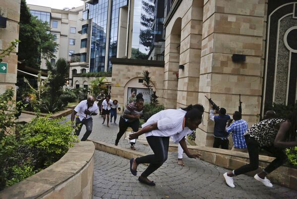 Pessoas correm durante o ataque terrorista no complexo hoteleiro em Nairóbi, Quênia, em 15 de janeiro de 2019 - Sputnik Brasil