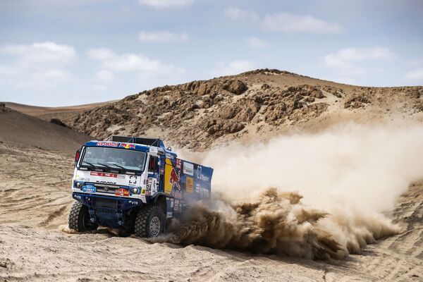 Tripulação da equipe russa Kamaz-master durante a terceira etapa do Rali Dakar 2019 - Sputnik Brasil