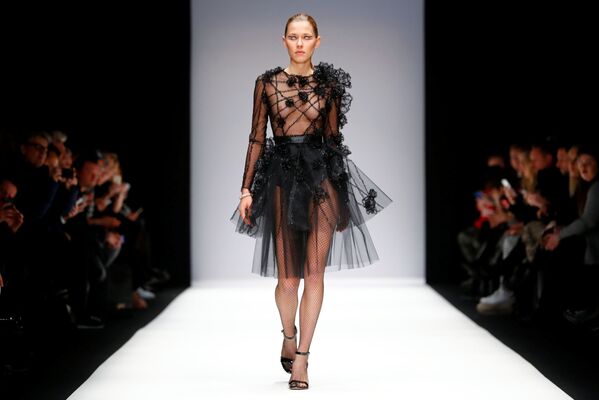 Modelo desfila na passarela durante a Semana de Moda de Berlim - Sputnik Brasil