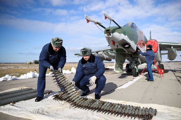 Preparação da aeronave de ataque Su-25SM3 durante os exercícios táticos de voo no território de Krasnodar, Rússia - Sputnik Brasil