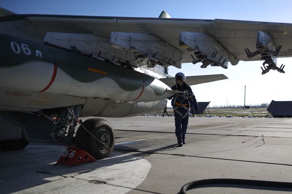 Piloto perto da aeronave Su-25SM3, antes do início dos exercícios de voo tático no território de Krasnodar, Rússia - Sputnik Brasil