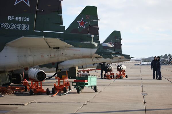 Aviões russos Su-25SM3 estacionados antes dos treinamentos de voo no território de Krasnodar (sul da Rússia) - Sputnik Brasil