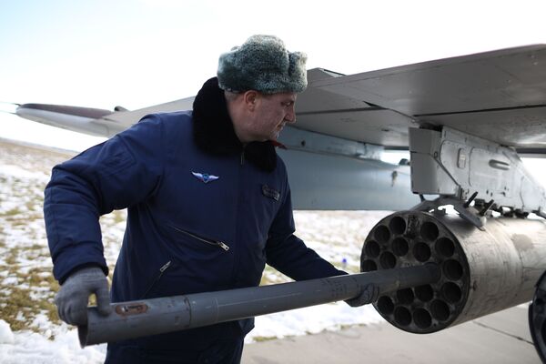 Especialista preparando a aeronave de ataque Su-25SM3 para o início das manobras de voo no sul da Rússia, no território de Krasnodar - Sputnik Brasil
