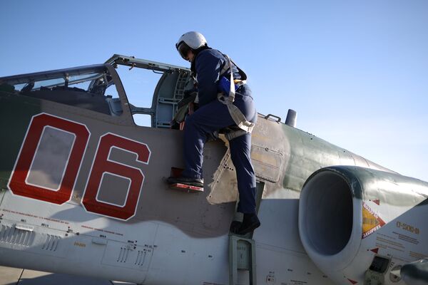Piloto entrando na cabine do avião Su-25SM3, antes do início dos exercícios de voo tático no território de Krasnodar, sul da Rússia - Sputnik Brasil