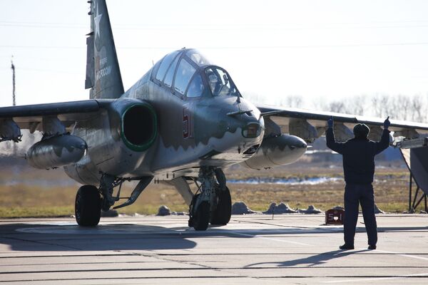 Piloto da aeronave russa de combate Su-25SM3, recebendo direções durante manobras de voo no território de Krasnodar, no sul da Rússia - Sputnik Brasil
