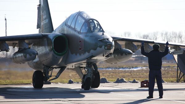 Piloto da aeronave russa de combate Su-25SM3, recebendo direções durante manobras de voo no território de Krasnodar, no sul da Rússia - Sputnik Brasil