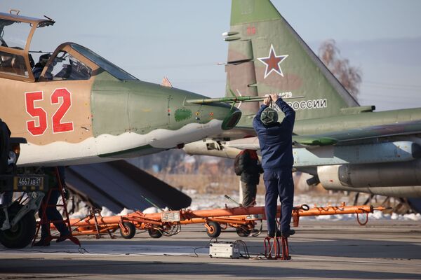 Especialistas preparam aeronave russa Su-25SM3 para o início dos treinamentos de voo tático no território russo de Krasnodar - Sputnik Brasil