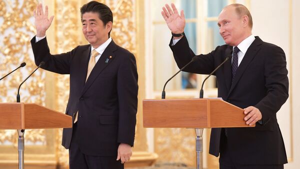 O presidente russo, Vladimir Putin, com o primeiro-ministro japonês, Shinzo Abe - Sputnik Brasil
