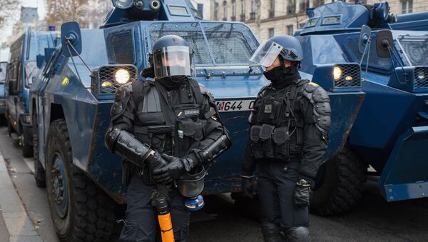 Polícia francesa durante protesto dos coletes amarelos em Paris. - Sputnik Brasil