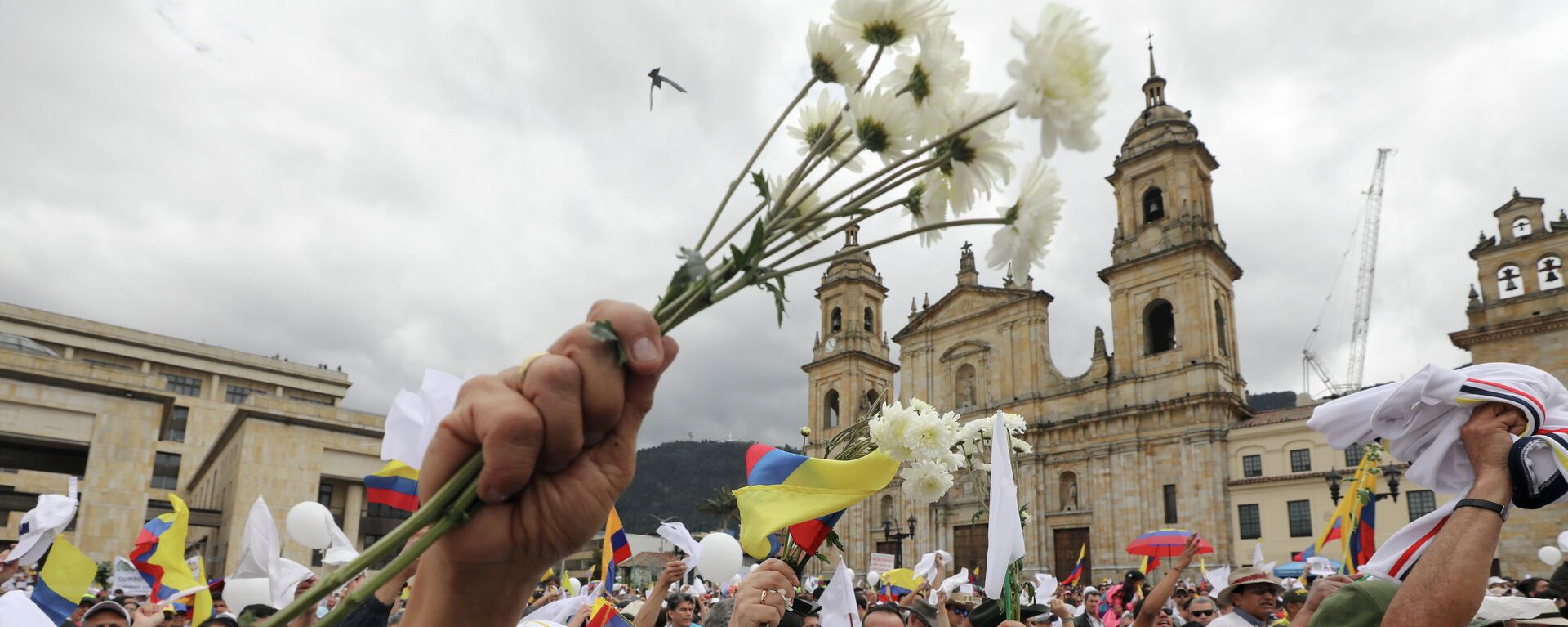 Manifestação pela paz na Colômbia após atentando terrorista do ELN matar 21 pessoas com carro-bomba. - Sputnik Brasil, 1920, 26.11.2022