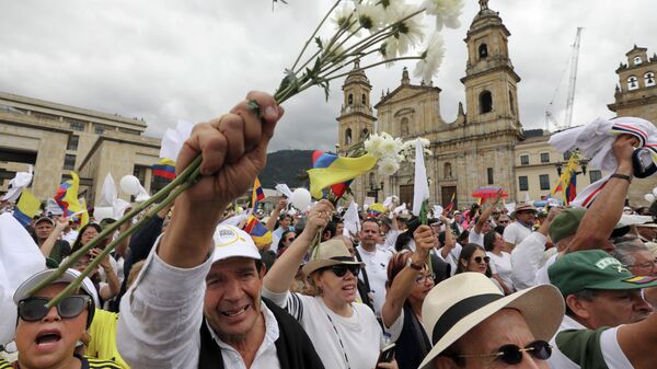 Manifestação pela paz na Colômbia após atentando terrorista do ELN matar 21 pessoas com carro-bomba. - Sputnik Brasil