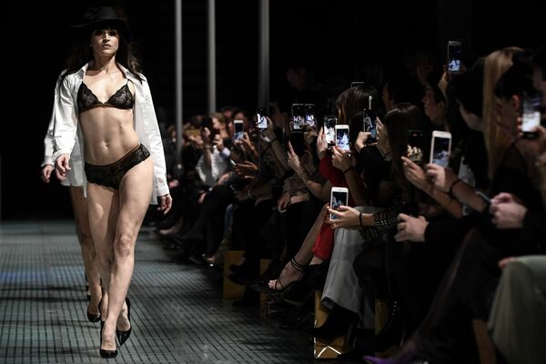 Modelo exibe novos lingeries franceses durante o desfile Lingerie Rocks em Paris - Sputnik Brasil