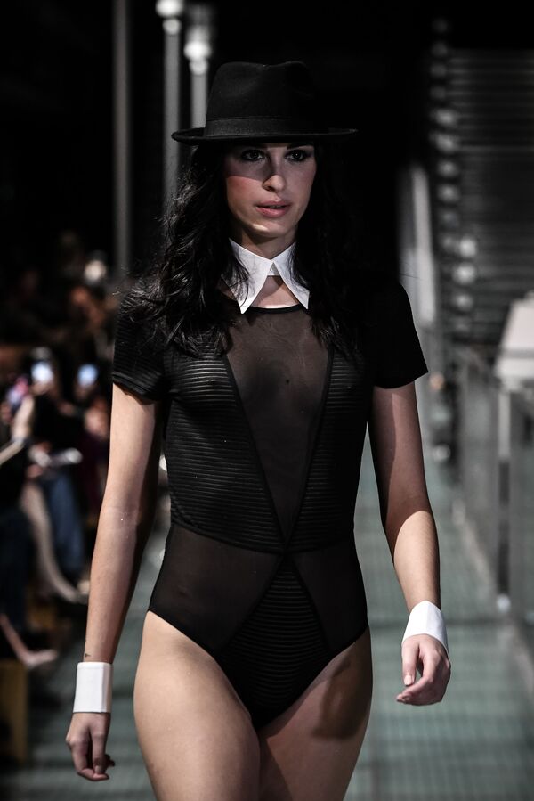 Modelo posa na passarela vestindo peças da nova coleção de lingeries franceses - Sputnik Brasil