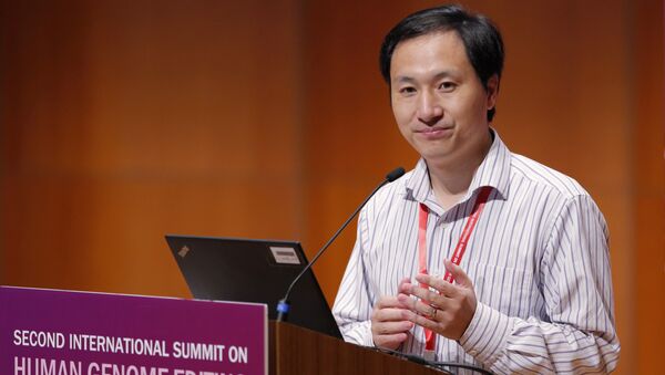 Der chinesische Forscher He Jiankui bei einem Genomforscher-Kongress in Hongkong - Sputnik Brasil