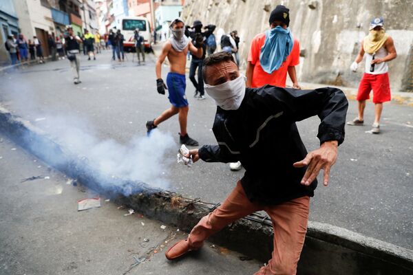 Confronto entre manifestantes e policiais no centro de Caracas, Venezuela - Sputnik Brasil