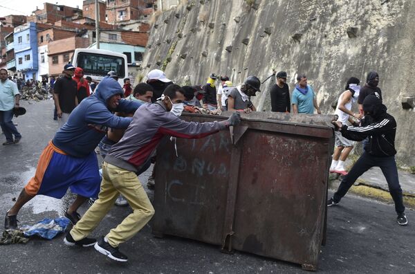 Construção de barricadas em desordens contra o governo em Caracas, Venezuela - Sputnik Brasil