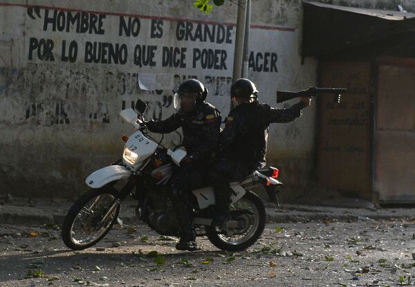 Forças especiais de segurança confrontando manifestantes antigovernamentais em Caracas, Venezuela - Sputnik Brasil