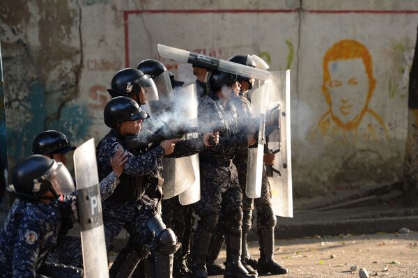 Policiais durante confronto com manifestantes antigovernamentais em Caracas, Venezuela - Sputnik Brasil