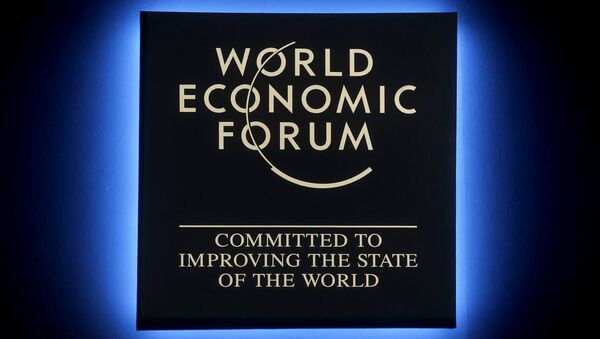 O logo do Fórum Econômico Mundial de Davos brilha durante a reunião anual na Suíça (arquivo) - Sputnik Brasil