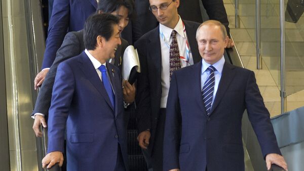 O primeiro-ministro japonês, Shinzo Abe, e o presidente russo, Vladimir Putin, em Vladivostok, Rússia. - Sputnik Brasil