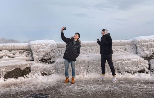 Pessoas tiram selfie com as cataratas do Niágara ao fundo, em Ontário, Canadá - Sputnik Brasil