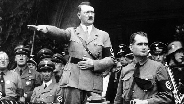 Adolf Hitler e Rudolf Hess durante parada militar em Berlim, em 1938 - Sputnik Brasil