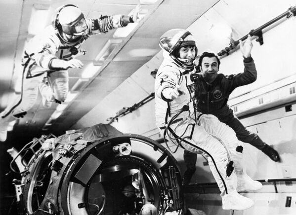 Cosmonautas Leonid Popov, Aleksandr Serebrov e Svetlana Savitskaya durante um treinamento com ausência de gravidade - Sputnik Brasil