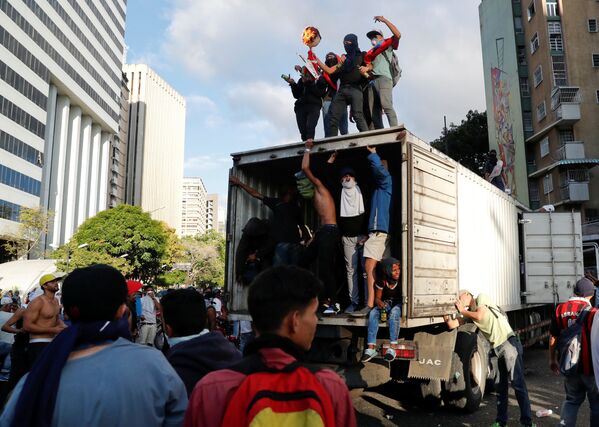 Militantes da oposição durante manifestação contra o presidente venezuelano, Nicolás Maduro, em Caracas, Venezuela - Sputnik Brasil