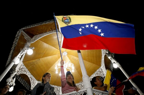 Venezuelanos contra o governo do presidente venezuelano, Nicolás Maduro, demonstram sua insatisfação em Guadalajara, México. - Sputnik Brasil