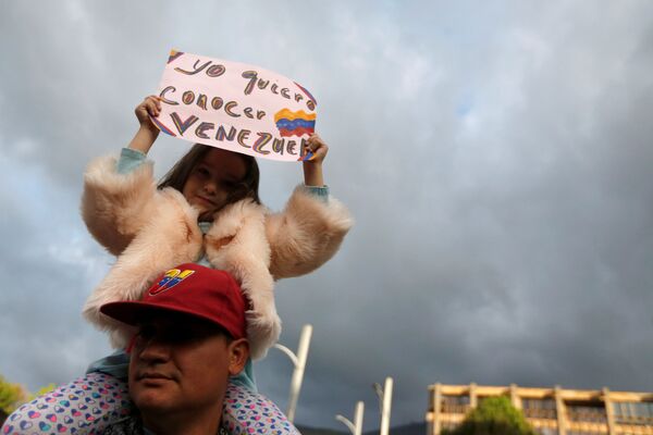 Garota segura cartaz em apoio ao líder da oposição venezuelana, Juan Guaidó, em Bogotá, Colômbia - Sputnik Brasil